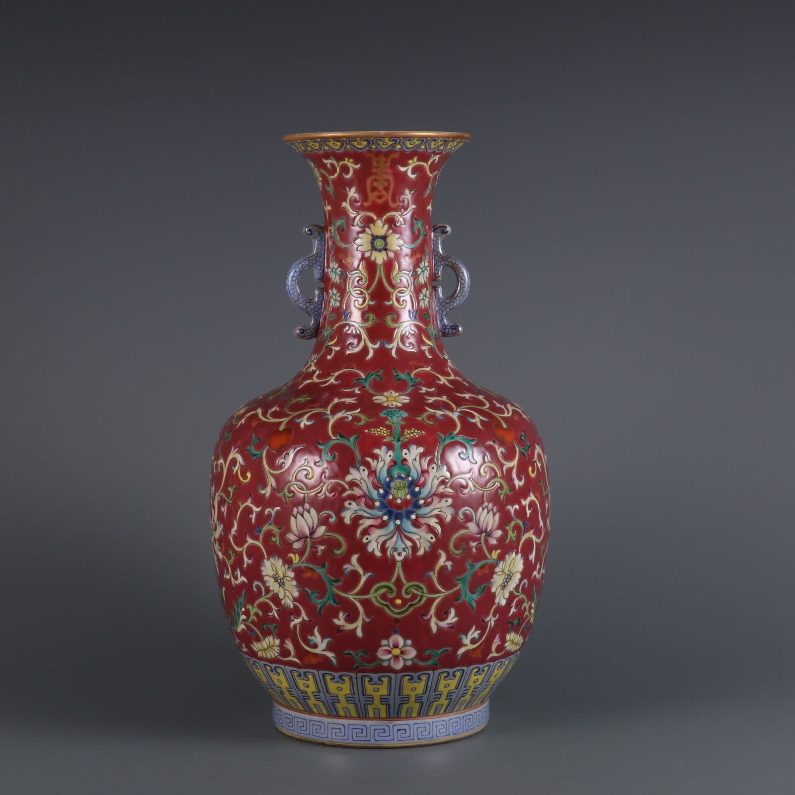 A carmine pastel passionflower pattern amphora made in the Qianlong period of the Qing Dynasty: Qing Qianlong year carmine pastel passion pattern amphora SIZE: H: 31.3cm Belly diameter 16.5cm Caliber 9.6cm (The Dimensions Of All Batches Are Manually Measured.If You Need More Detailed Information
