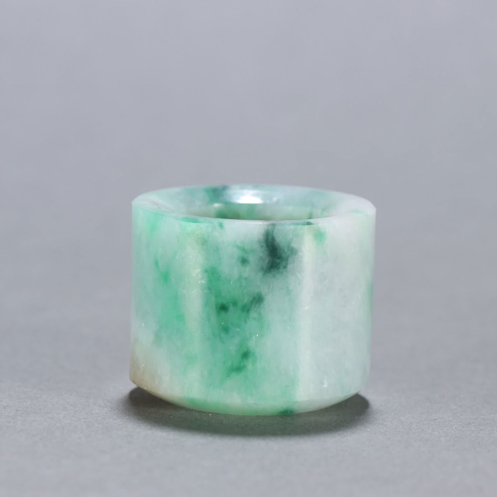 A piece of Qing Dynasty jade finger: Qing Dynasty jade finger SIZE: Inner diameter 2.2cm W:2.7cm W:46.9g (The Dimensions Of All Batches Are Manually Measured.If You Need More Detailed Information, Please Contact Our Customer Service Befo