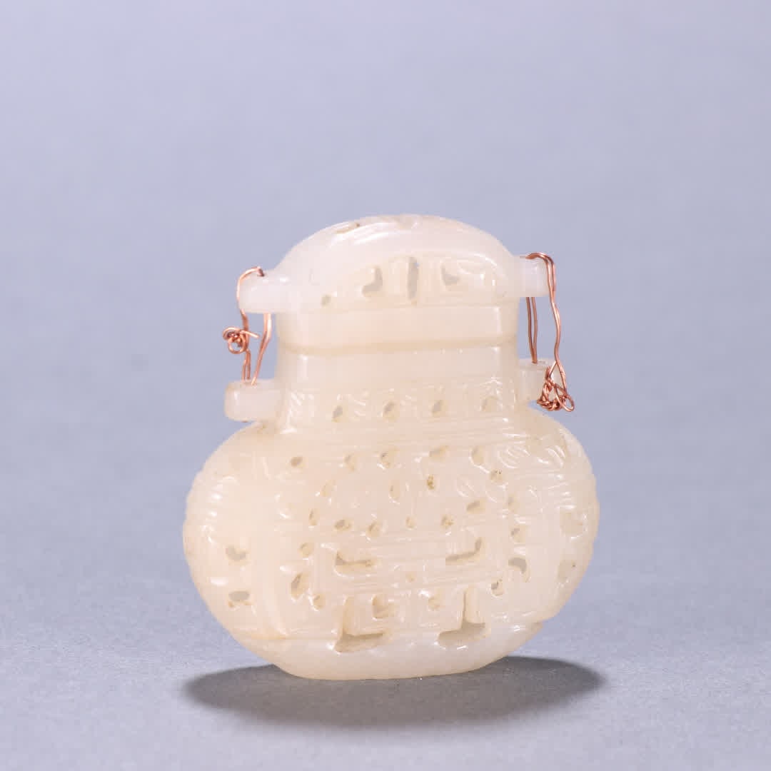 A Hetian jade sachet (1 of 9)