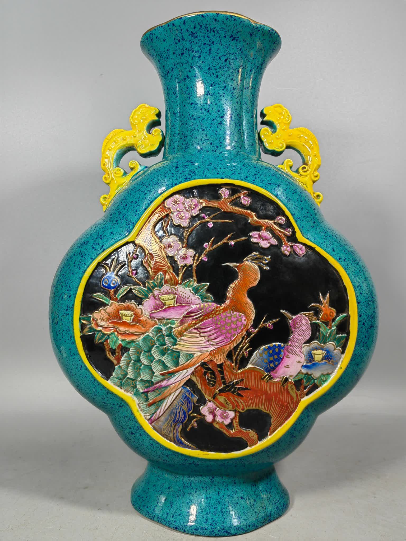 A flower and bird flat bottle of the Qing Dynasty (1 of 9)