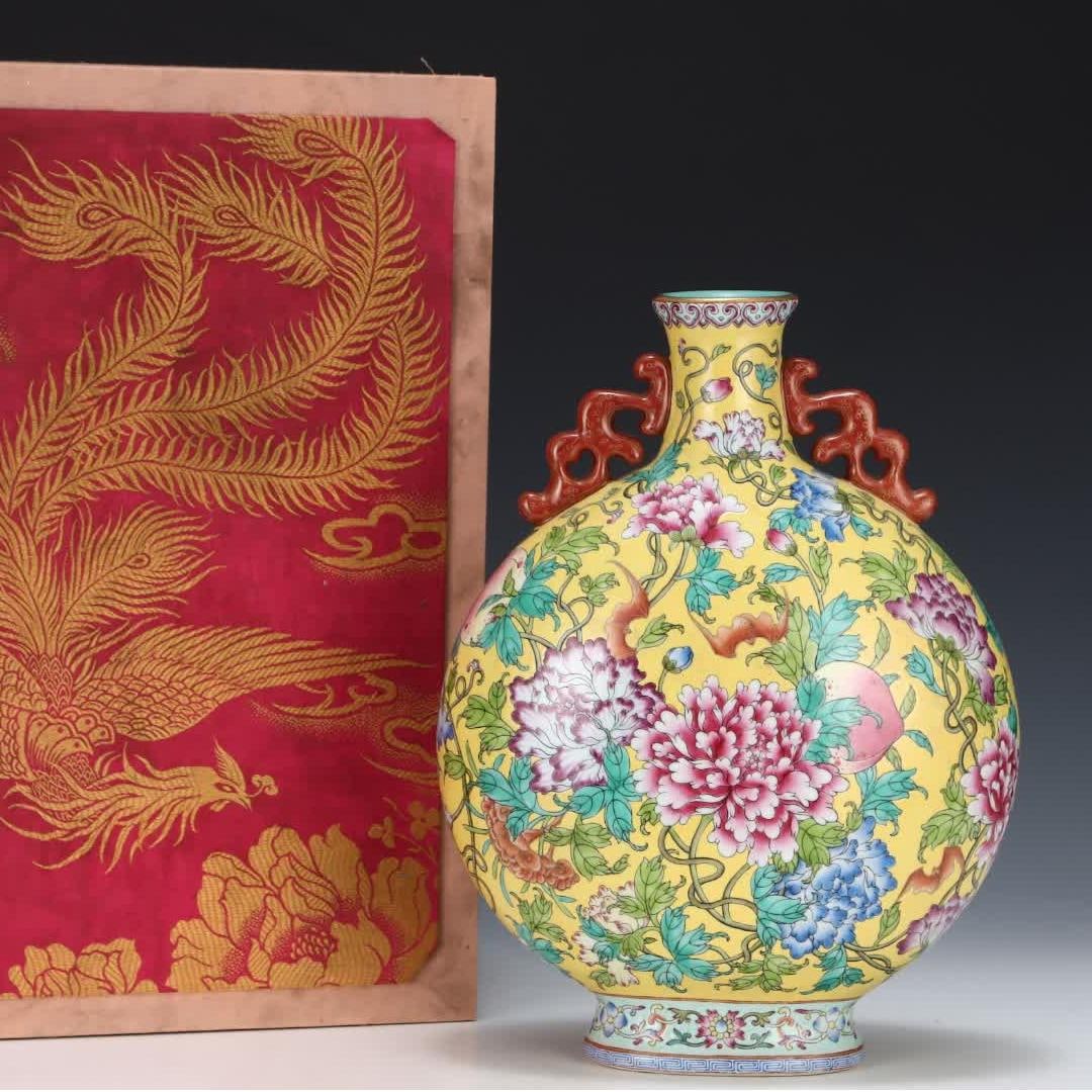 A moon-holding vase in enamel color amphorae during the Qianlong period of the Qing Dynasty (1 of 8)