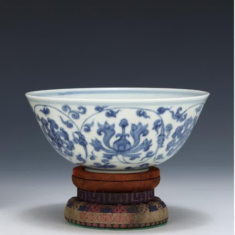 A Ming Dynasty Chenghua blue and white treasure flower palace bowl (1 of 8)