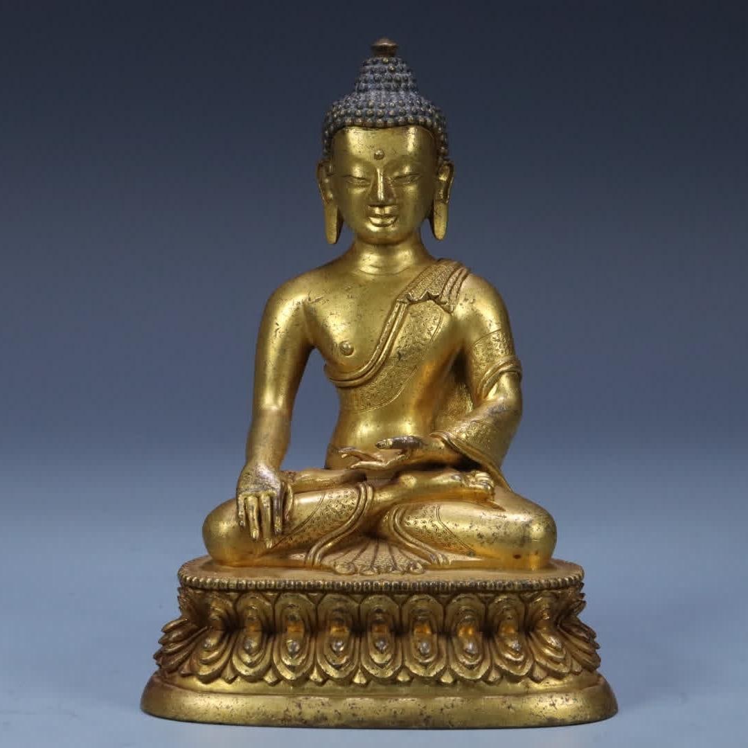 A seated statue of Shakyamuni Buddha in copper gilt in the Qing Dynasty (1 of 9)