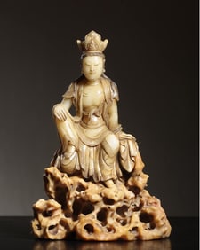 A piece of Qing Dynasty Shoushan stone is free Guanyin