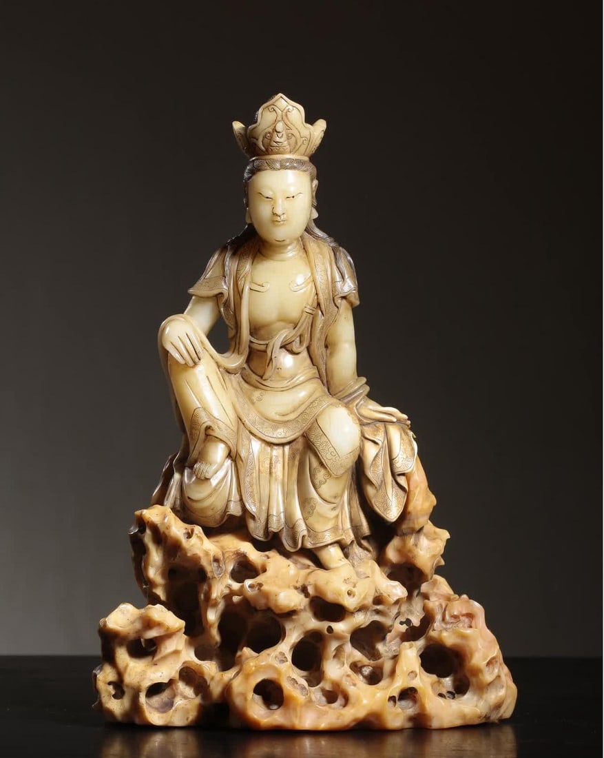 A piece of Qing Dynasty Shoushan stone is free Guanyin (1 of 9)
