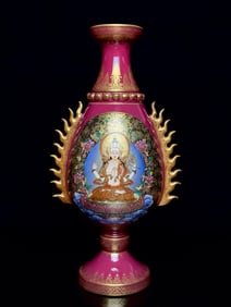 A Qianlong imperial nectar bottle