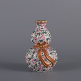 A three-barreled gourd bottle made in the Qing Yongzheng era