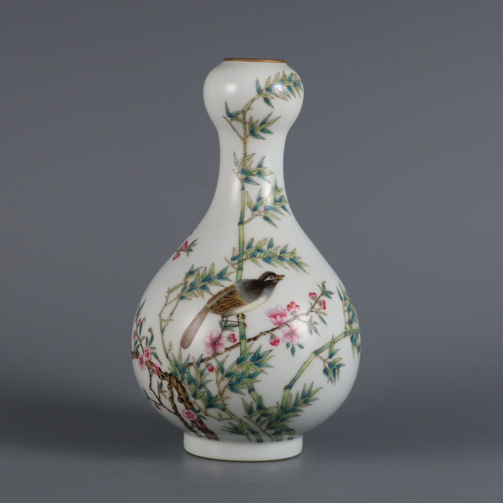 A pastel flower and bird pattern garlic bottle made in the Qianlong period of the Qing Dynasty: Qing Qianlong year pastel flower and bird pattern garlic bottle SIZE: H: 20.2cm Belly diameter 11cm (The Dimensions Of All Batches Are Manually Measured.If You Need More Detailed Information, Please C