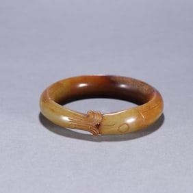 A bracelet of ancient jade fish biting the tail