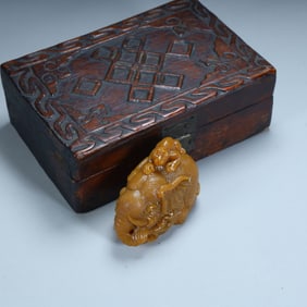 A Qing Dynasty wood carving box with Shoushan stone marquis worship ornament