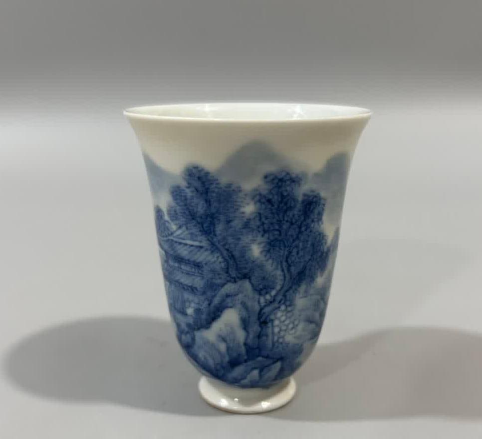 A Qing Kangxi blue and white landscape pavilion cup (1 of 7)