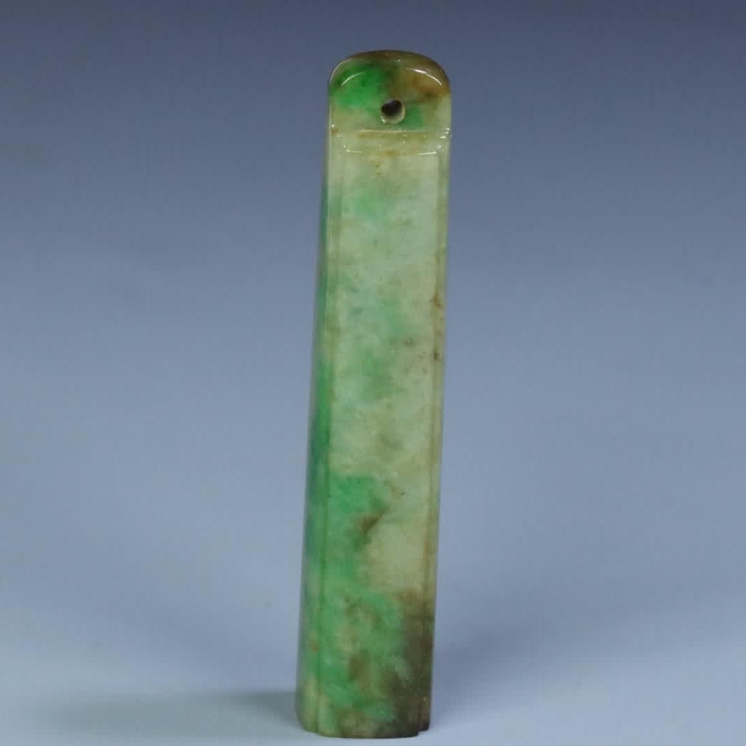 A Qing Dynasty jade plain pattern feather tube (1 of 10)