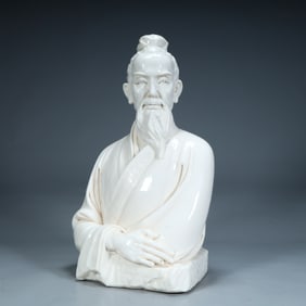 A statue of an ancient sage of Dehua white porcelain in the Qing Dynasty