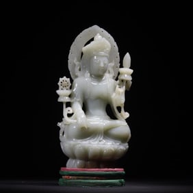 A seated statue of the Bodhisattva of Hetian jade in the Qing Dynasty
