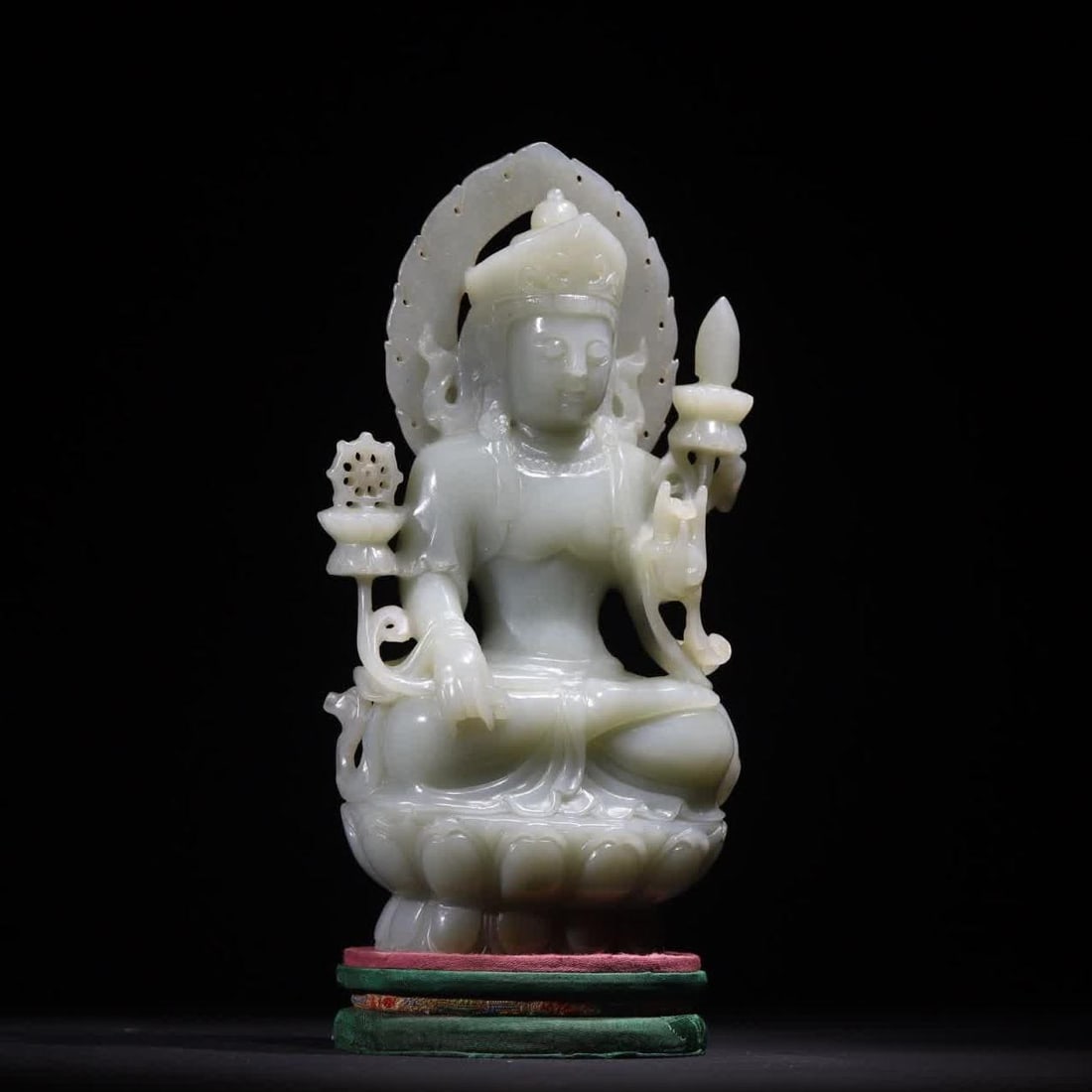 A seated statue of the Bodhisattva of Hetian jade in the Qing Dynasty (1 of 11)