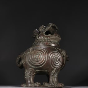 A bronze burner made of the sky-looking roar auspicious beast