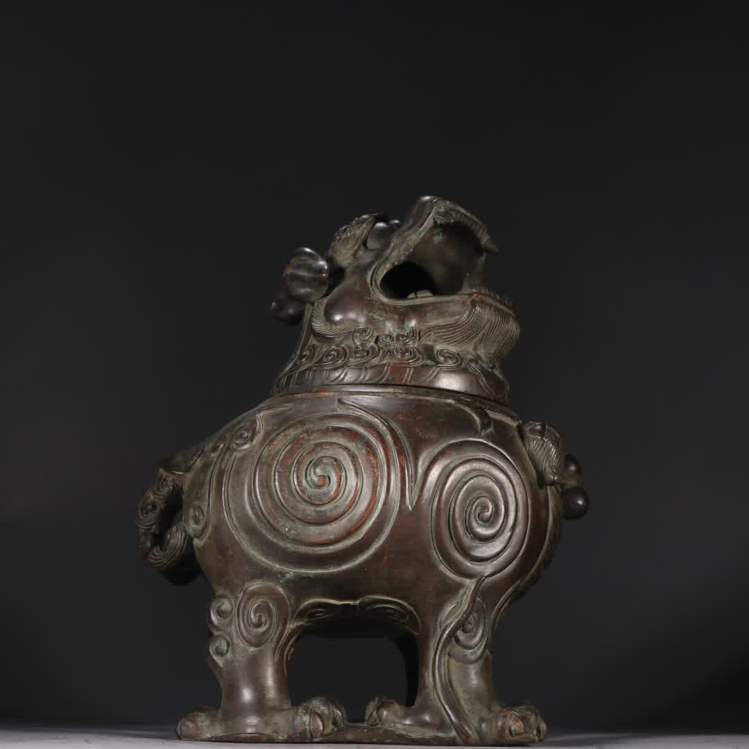 A bronze burner made of the sky-looking roar auspicious beast: A copper incense burner made of heavenly roaring auspicious beasts SIZE: H:23.4cm W:18.2cm W:4.3kg (The Dimensions Of All Batches Are Manually Measured.If You Need More Detailed Information, Please Co
