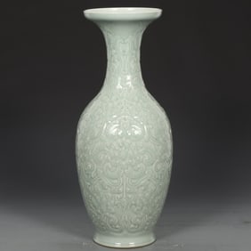 A Qing Qianlong bean celadon guipure entwined lotus pattern plate mouth bottle
