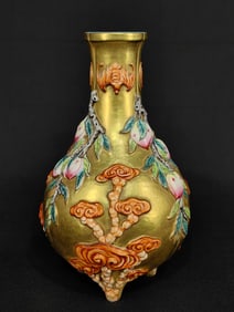 A Qing Qianlong carved gold blessing double full-grain melon diamond vase