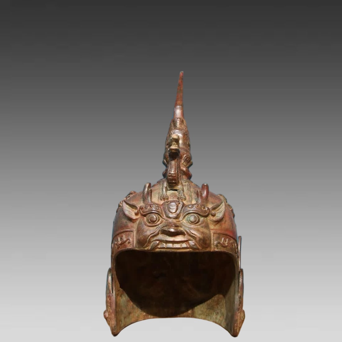 A piece of bronze-general helmet: Bronze - the general's helmet SIZE: D:23cm H:53cm W:6.6kg (The Dimensions Of All Batches Are Manually Measured.If You Need More Detailed Information, Please Contact Our Customer Service Before Bidding