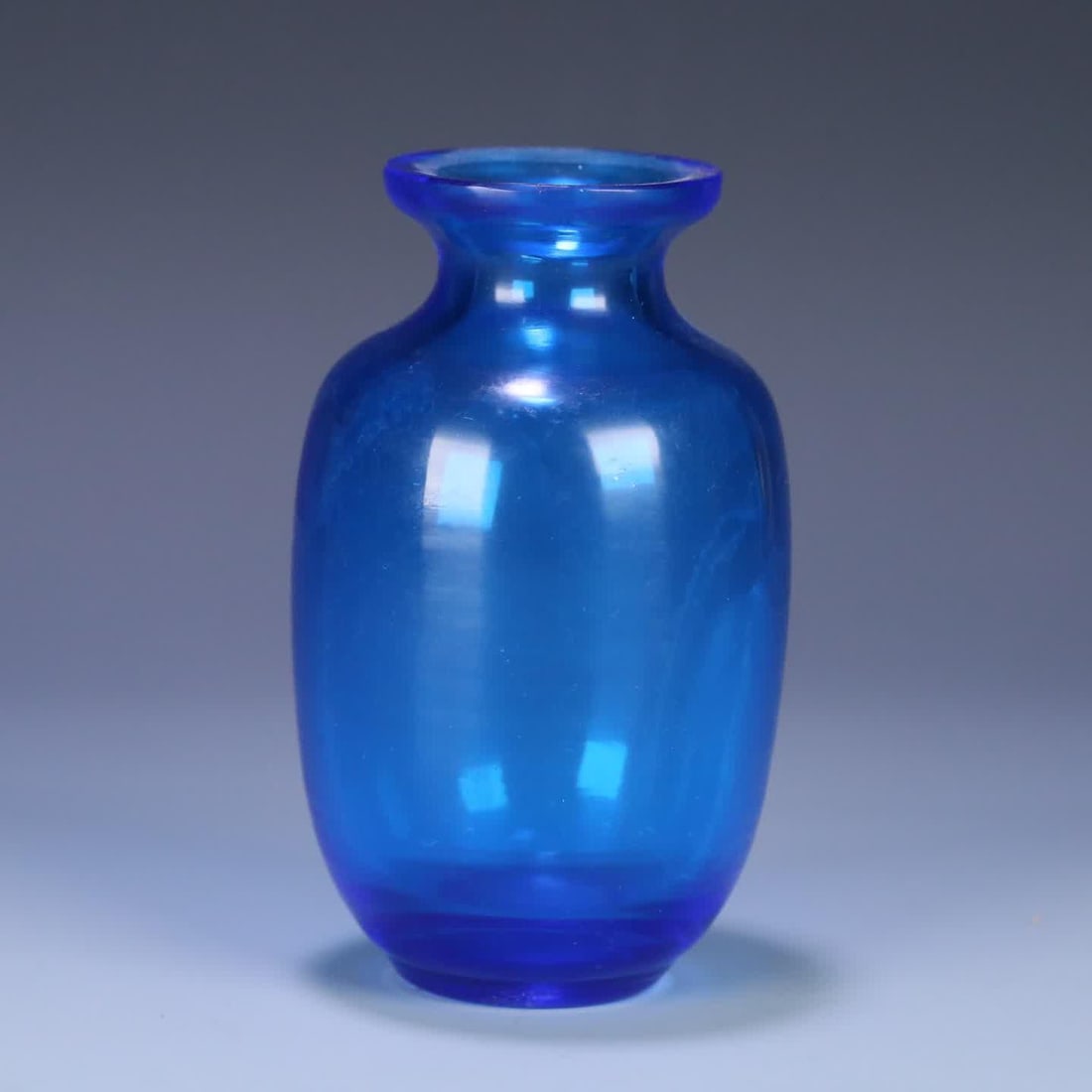 A Qing Dynasty glass appreciation bottle (1 of 9)