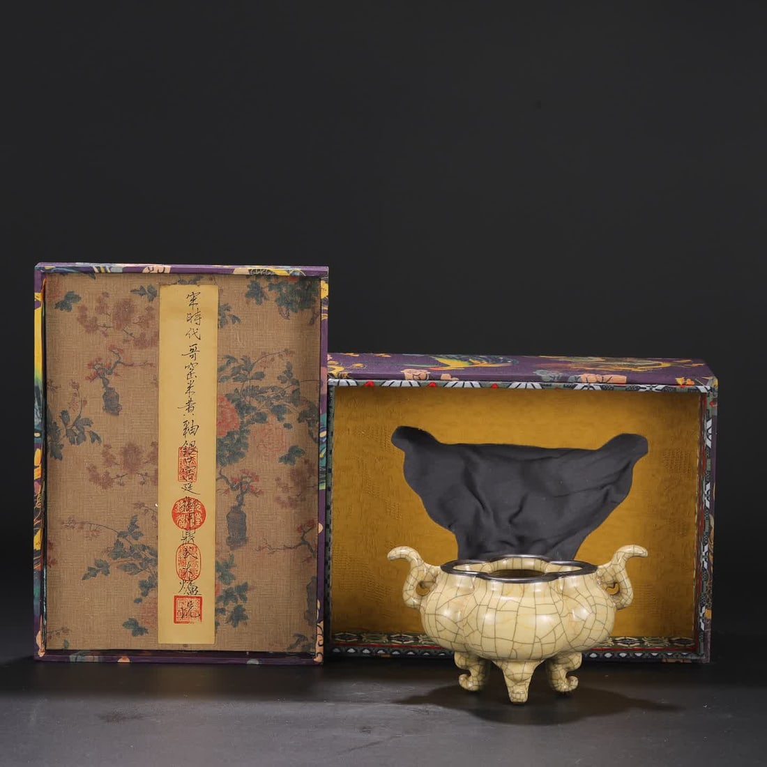 A piece of Northern Song Dynasty Ge kiln beige glaze silver mouth court royal tripod furnace washing (1 of 8)