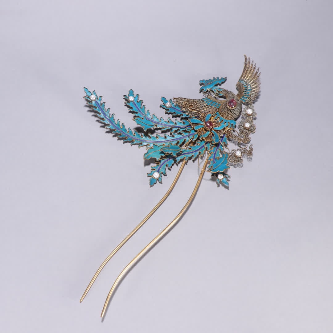 A Qing Dynasty silver-gilt emerald phoenix pattern hairpin (1 of 9)