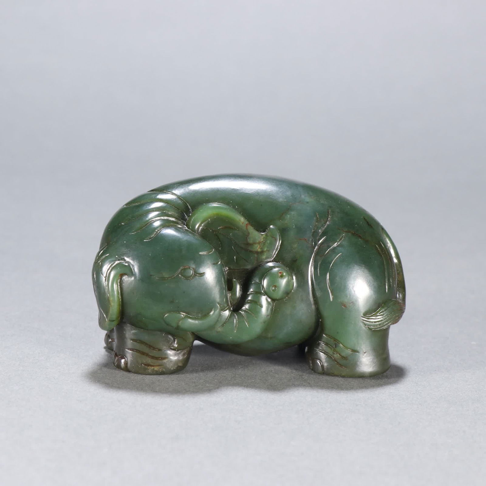 A Qing Dynasty jasper elephant ornament (1 of 9)
