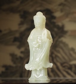 A statue of Guanyin in a Hetian jade clean bottle