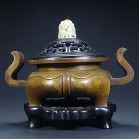 A copper sprinkled gold animal-shaped aromatherapy stove in the Qing Dynasty (Qianlong period).