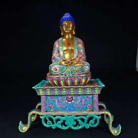 A pastel gilt Buddha statue from the Qianlong period of the Qing Dynasty,
