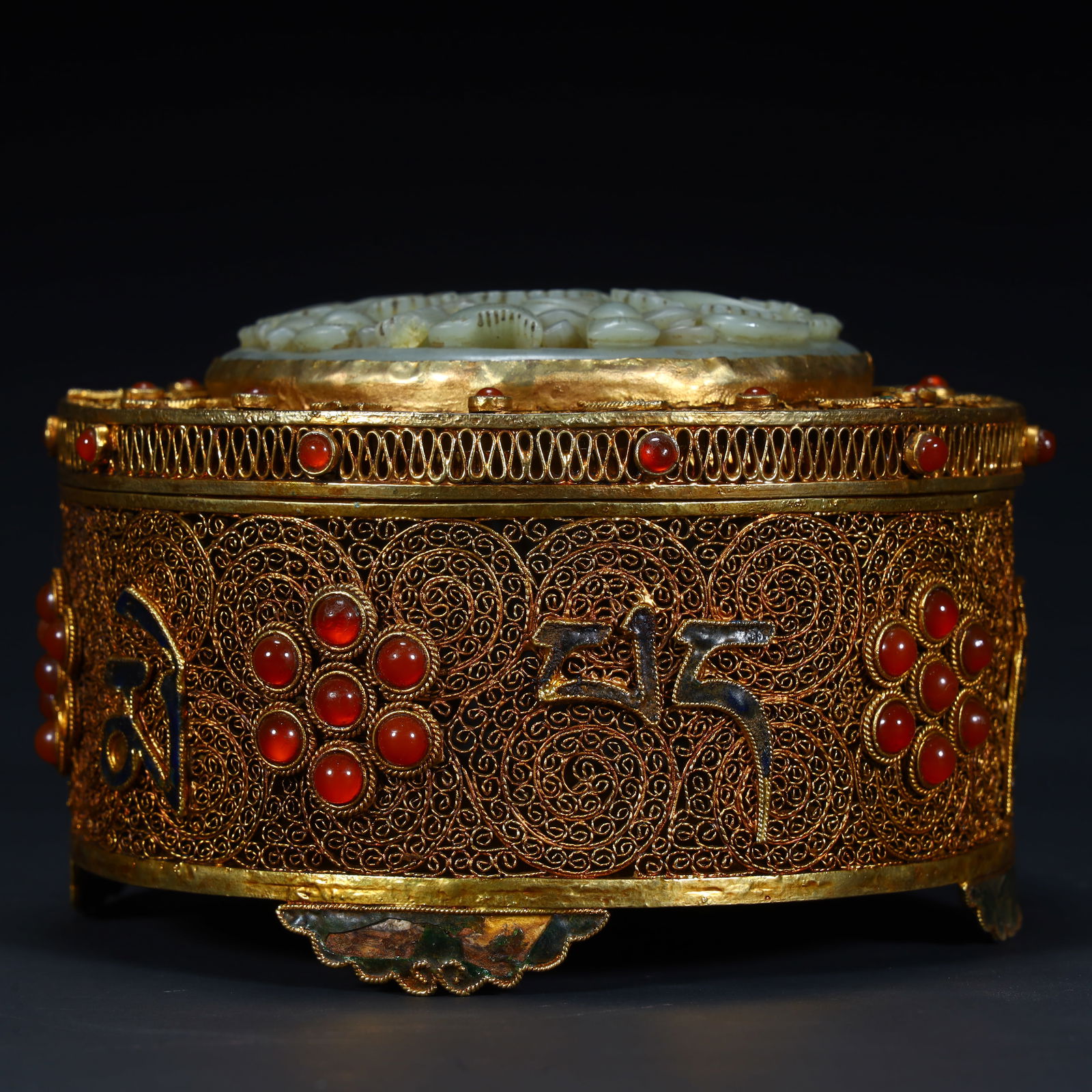 A Qing Dynasty silver-gilt silk inlaid gemstone six-character mantra Gawu box: Qing Dynasty silver gilt silk inlaid with gemstones six-character mantra Gawu box SIZE: H: 8cm L: 13cm W: 13cm W: 458g (The Dimensions Of All Batches Are Manually Measured.If You Need More