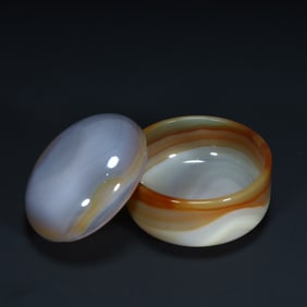 A late Qing agate incense box