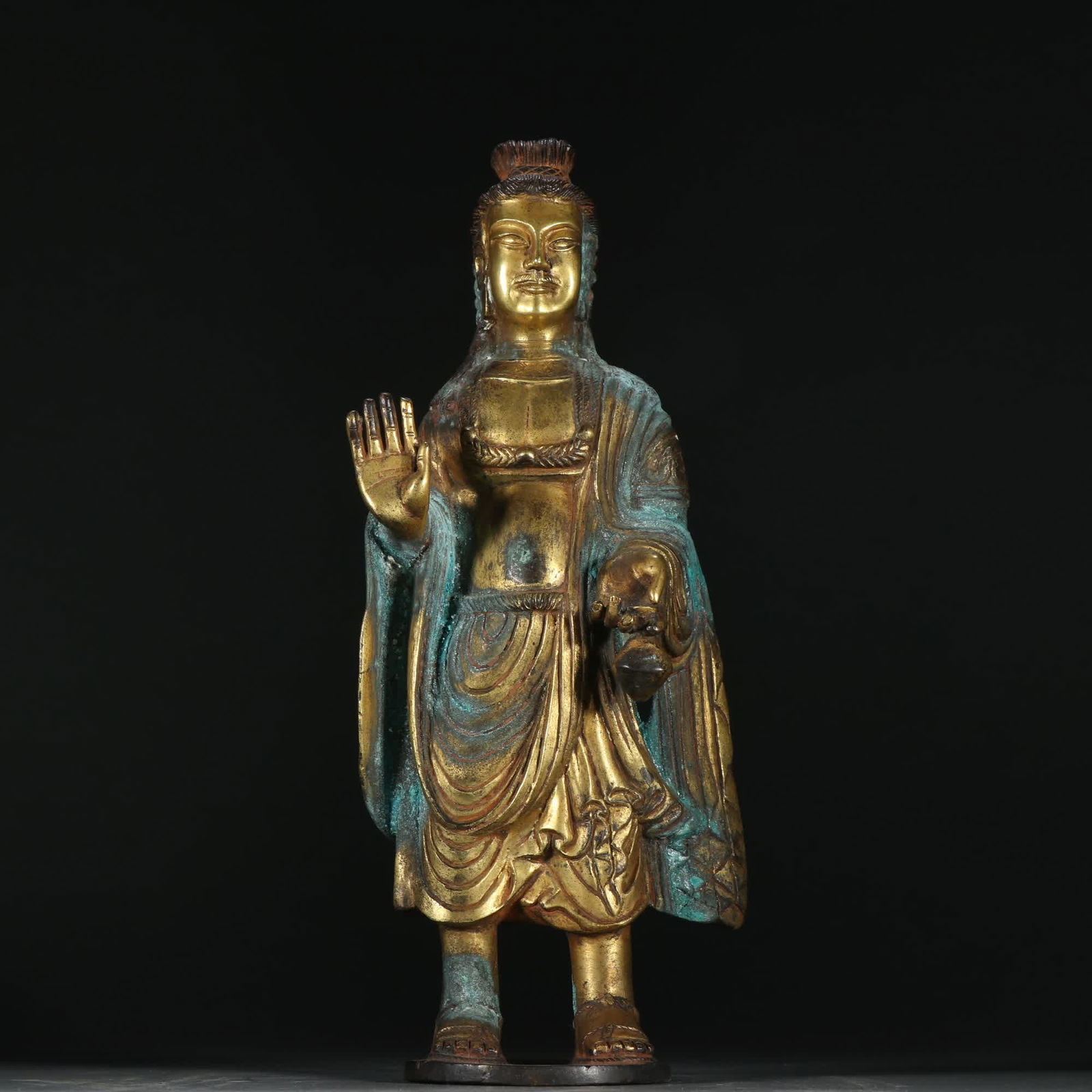 A Tang bronze gilt statue of Guanyin: Tang Dynasty bronze gilt Guanyin statue SIZE: H:25.5cm W:10.6cm W:1373.3g (The Dimensions Of All Batches Are Manually Measured.If You Need More Detailed Information, Please Contact Our Customer Servic
