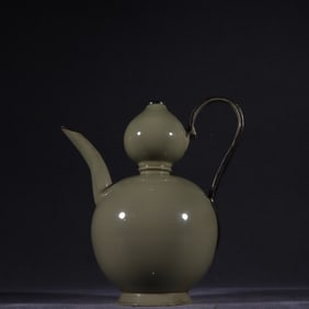 A Tang Dynasty Yue kiln secret color celadon inlaid with silver buckle pot