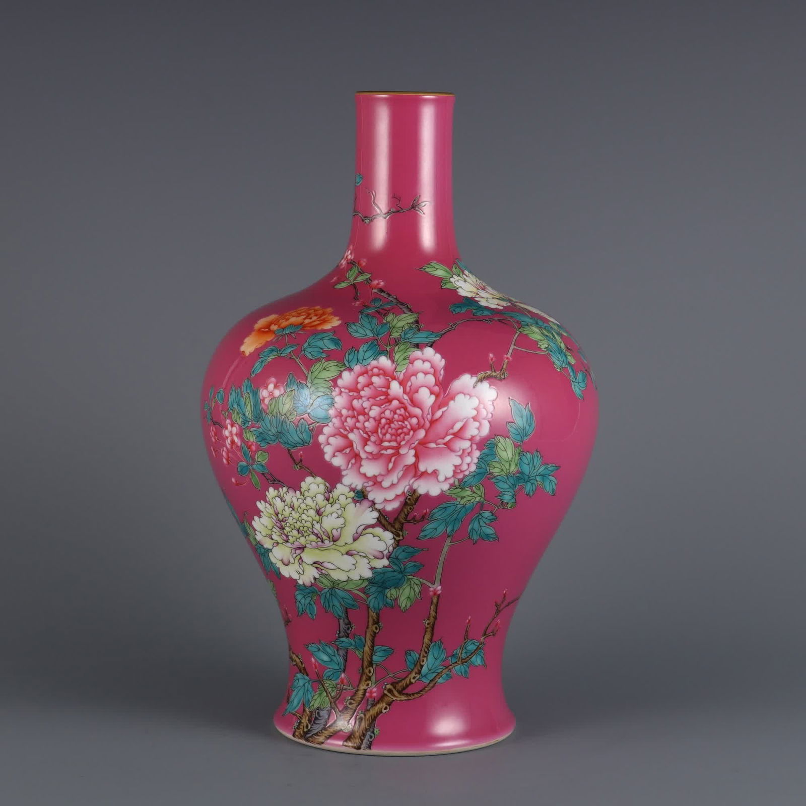 A carmine red pastel peony pattern nectar bottle made in the Qianlong period of the Qing Dynasty: Qing Qianlong year carmine red background pastel peony pattern nectar bottle SIZE: H: 29cm Diameter 4.2cm (The Dimensions Of All Batches Are Manually Measured.If You Need More Detailed Information, Pl