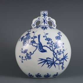 A blue and white blue and white bottle made in the Qianlong period of the Qing Dynasty