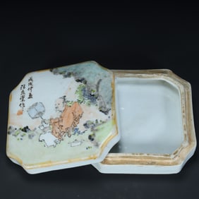 A Qing Guangxu Wang Youtang light crimson character pattern octagonal lid box,