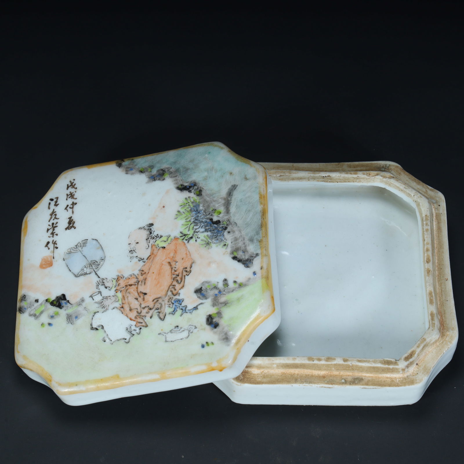 A Qing Guangxu Wang Youtang light crimson character pattern octagonal lid box, (1 of 9)