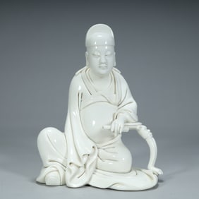 A statue of Emperor Wenchang in Qing Dehua white porcelain