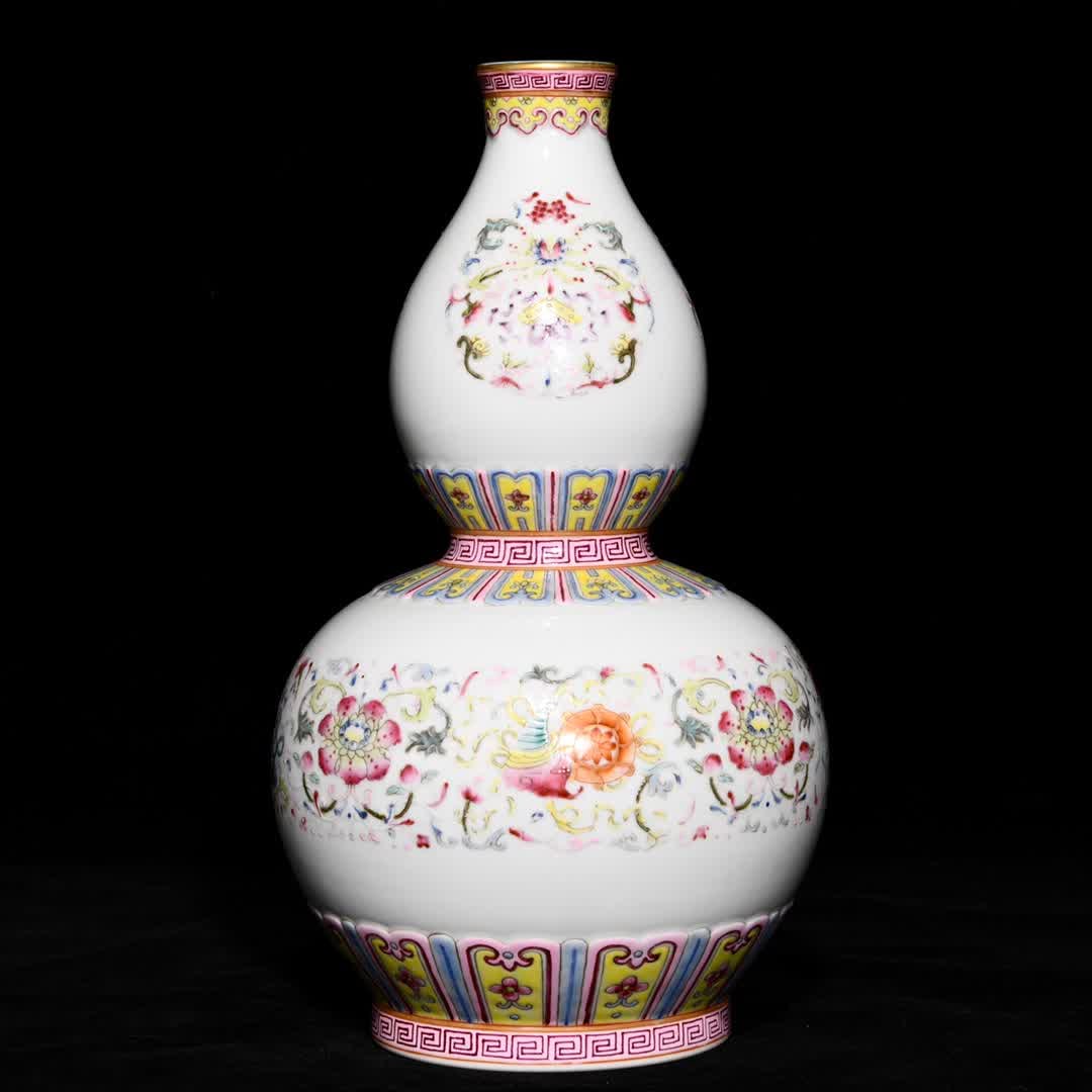 A Qing Qianlong pastel gold-painted eight-treasure floral gourd bottle: Qing Qianlong pastel gold-painted eight-treasure floral gourd bottle SIZE: H:25.6cm D:15.5cm (The Dimensions Of All Batches Are Manually Measured.If You Need More Detailed Information, Please Contact