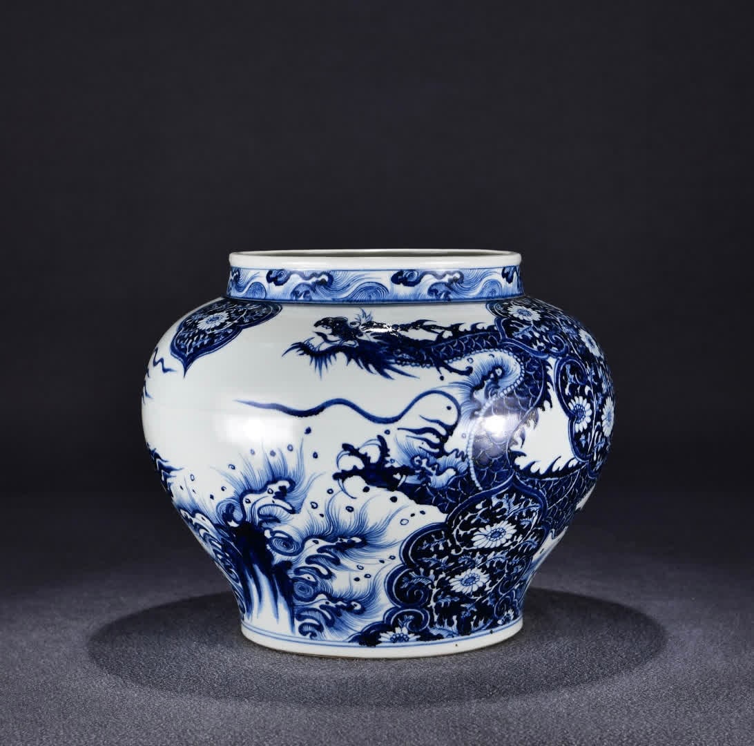 A Yuan Dynasty blue and white seawater ruyi dragon pattern jar: Yuan Dynasty blue and white seawater ruyi dragon pattern jar SIZE: H:27cm W:33cm (The Dimensions Of All Batches Are Manually Measured.If You Need More Detailed Information, Please Contact Our Customer