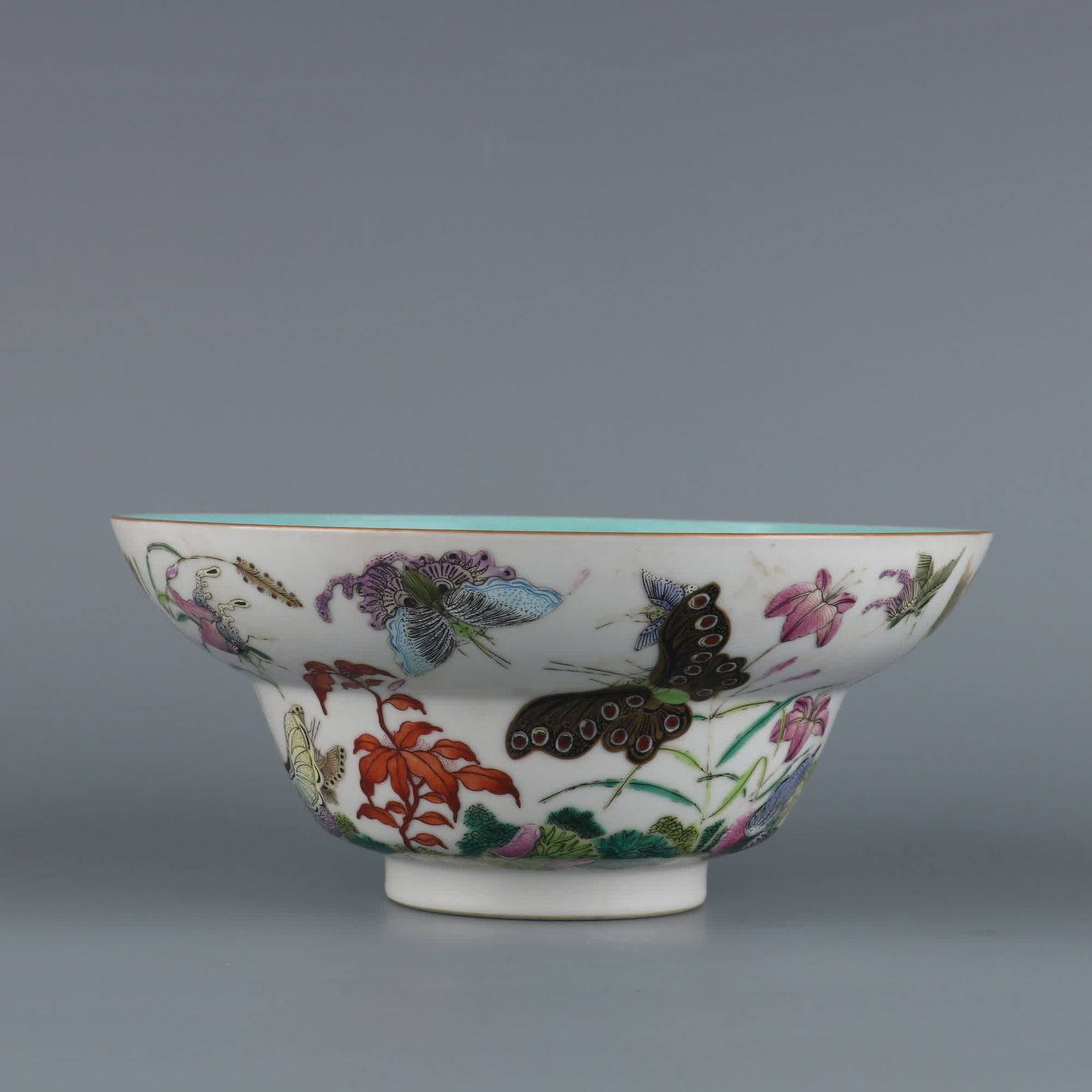 A pastel butterfly love pattern folding waist bowl made in the Qing Jiaqing year: Qing Jiaqing year pastel butterfly love pattern folding waist bowl SIZE: H: 8.2cm Diameter 18.3cm (The Dimensions Of All Batches Are Manually Measured.If You Need More Detailed Information, Please Con