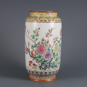 A pastel chrysanthemum cylinder bottle made in the Qianlong period of the Qing Dynasty