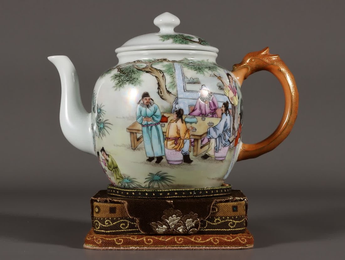 A Qing Qianlong pastel figure pot (1 of 8)