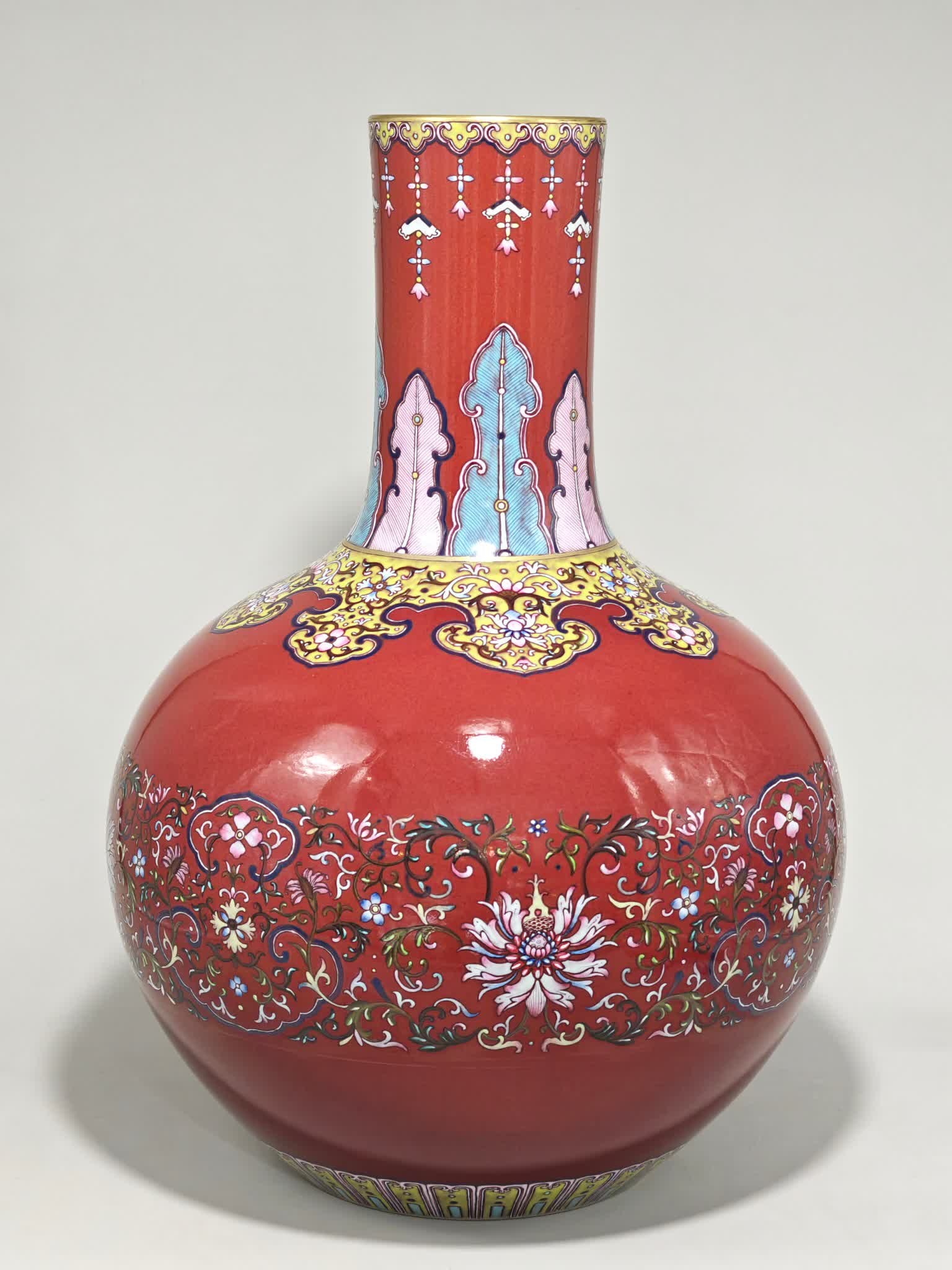 A Qianlong year of the Qing Dynasty bean red glaze pattern Tianqiu bottle (1 of 9)