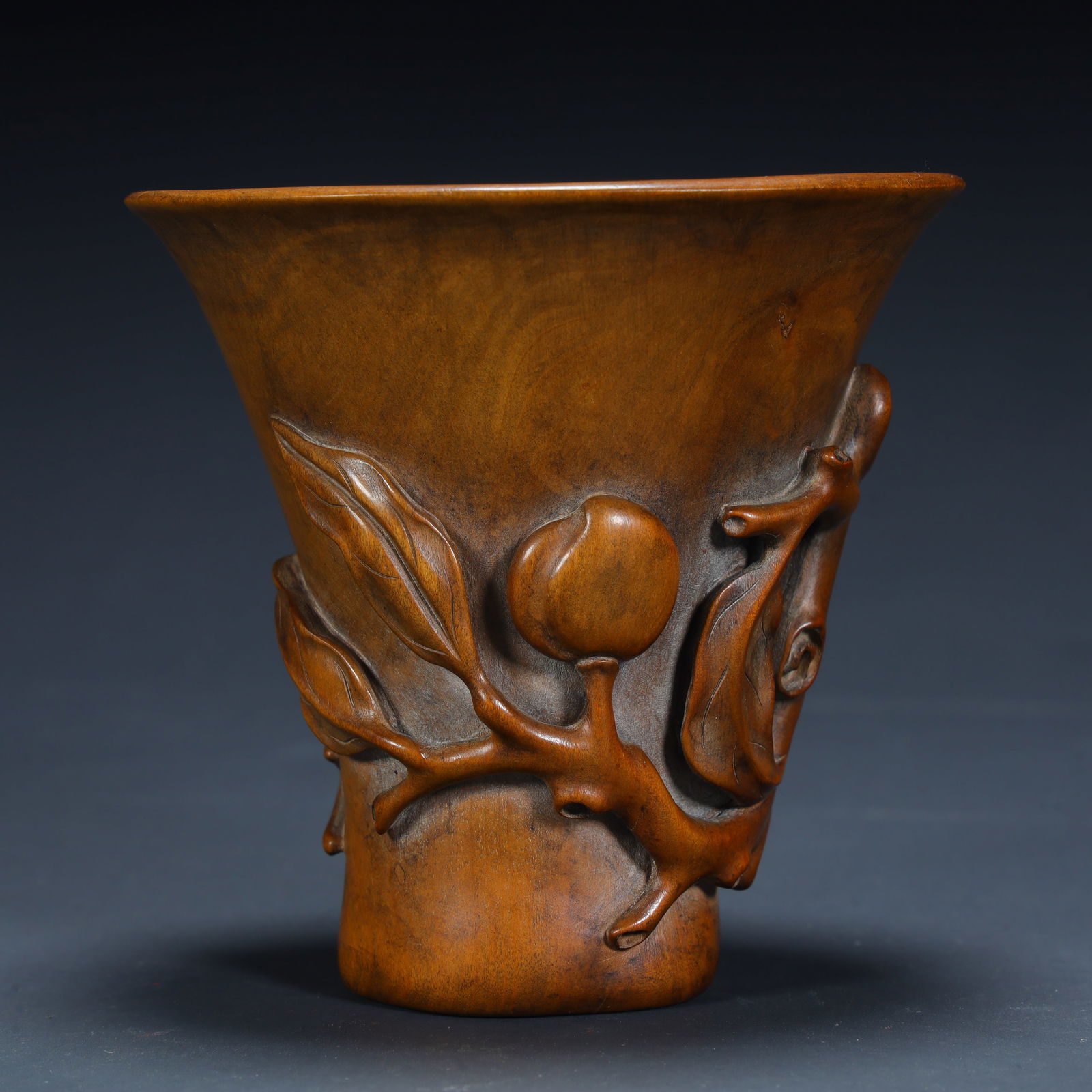A Qing Dynasty boxwood carving "longevity peach pattern" cup: Qing Dynasty boxwood carving "longevity peach pattern" cup SIZE: H: 9cm L: 9cm W: 7.3cm W: 115g (The Dimensions Of All Batches Are Manually Measured.If You Need More Detailed Information, Please Conta