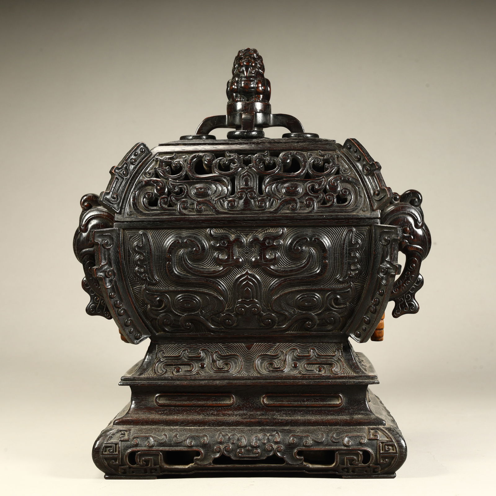 A Qing Dynasty high-quality rosewood aroma burner: A Qing Dynasty high-quality rosewood aroma burner SIZE: H:17cm L:23cm W:17cm W:1.5kg (The Dimensions Of All Batches Are Manually Measured.If You Need More Detailed Information, Please Contact Our Cust