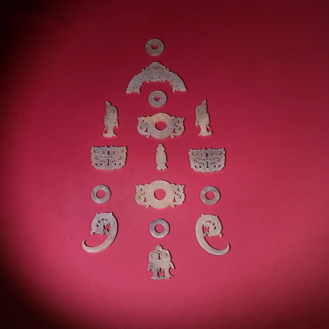 A set of Han Dynasty group ornaments: Han Dynasty group wore a set SIZE: Huang 116x71x5mm Total W: 376g (The Dimensions Of All Batches Are Manually Measured.If You Need More Detailed Information, Please Contact Our Customer Service Before