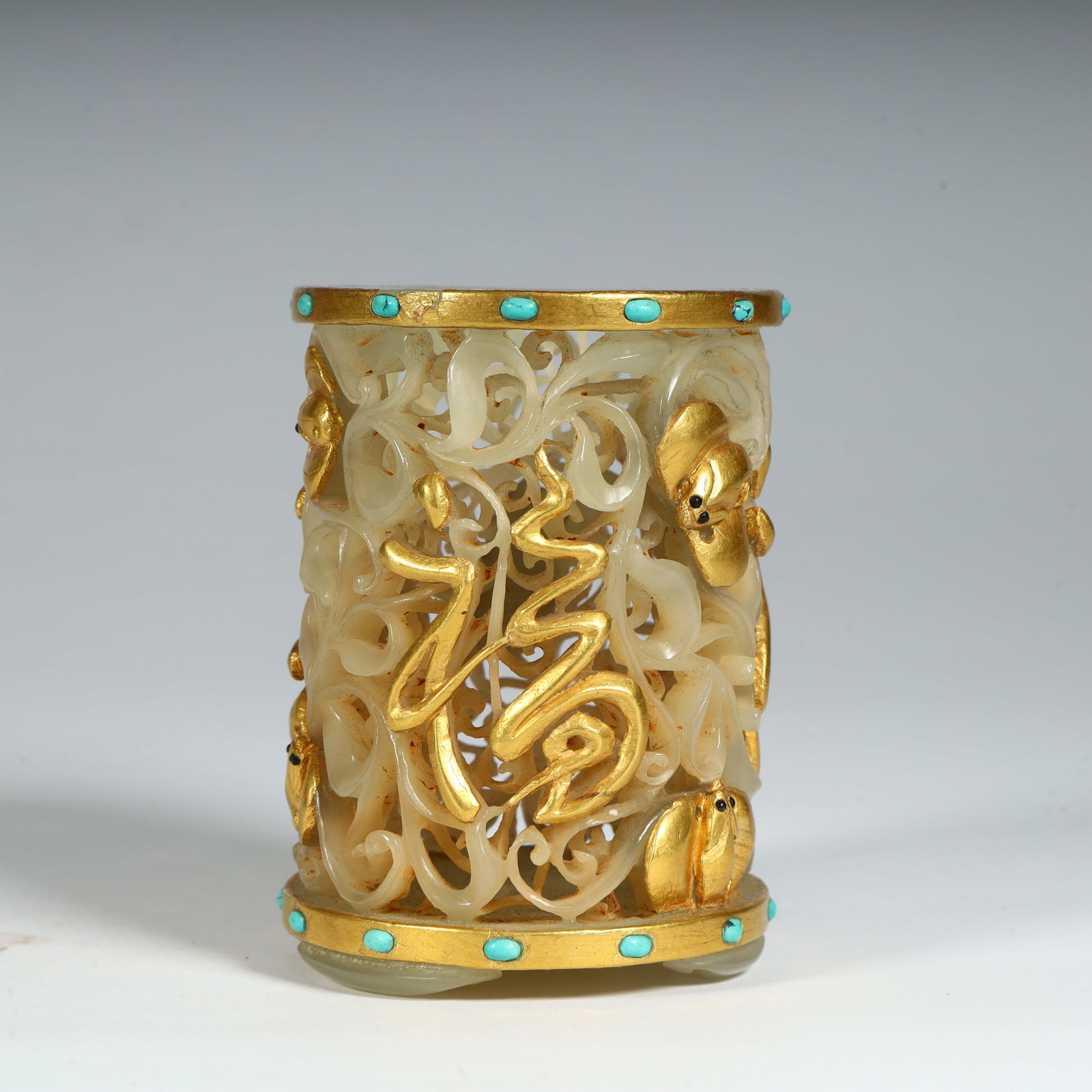 A Qing Dynasty Hetian jade inlaid with gold inlaid turquoise Fu tattooed pen holder in front of the: Qing Dynasty Hetian jade inlaid with gold inlaid turquoise Fu tattooed pen holder in front of his eyes SIZE: H:8cm L:5.7cm W:5.7cm W:144g (The Dimensions Of All Batches Are Manually Measured.If